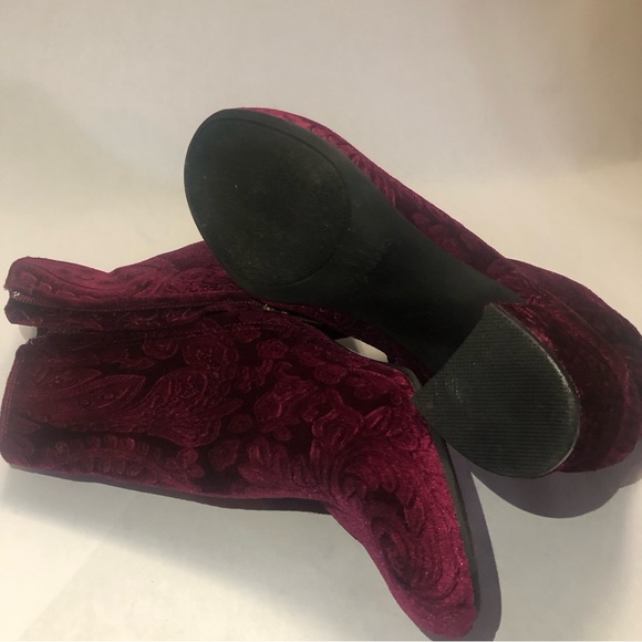 Zigi Soho Embroidered Booties with Round Toe and Brass Zipper, size 7.5. - Picture 11 of 12